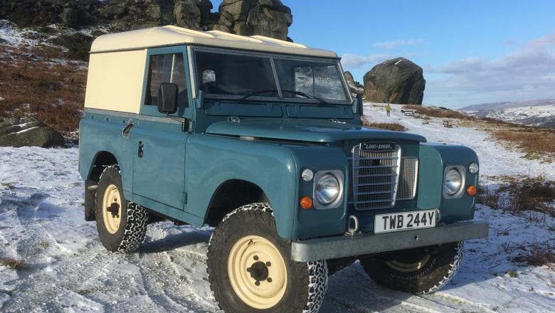 land rover classic for sale seen on ilkley moor in the snow